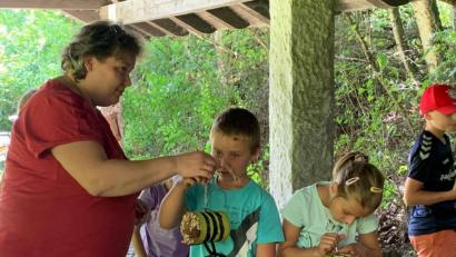 Bild: gi
Aus Konservendosen fertigten die Kinder im Ferienprogramm der Bücherei Insektenhotels.