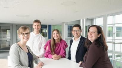 Bild: Oberpfalz-Medien/Andrea Saame
Das Personal-Team von Oberpfalz-Medien (von links): Anna Dagner, Werksstudent Philipp Ertl, Sandra Löw, kaufmännischer Leiter Johannes Zettl und Jennifer Ott.