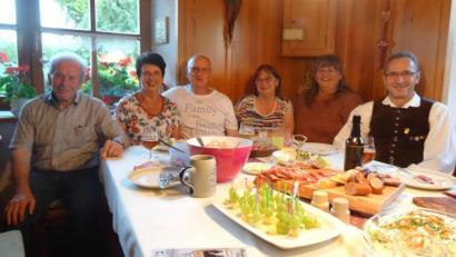 Bild: hka
Ein deutsch-französischer Abend in Bernricht: Die Oberpfälzer Schmankerla schmecken nicht nur Werner und Hildegard Luber, sondern auch ihren Freunden Guy und Chantal Chaboche sowie Karin und Franz Niebler.