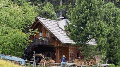 Bild: Joachim Hauck/dpa
Die „Alplhütte“ liegt ruhig am Waldrand auf einer Almwiese.