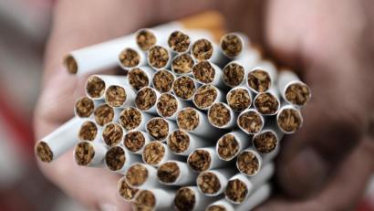 Symbolbild: Christian Charisius/dpa
Ein Mitarbeiter des Zoll hält Zigaretten in seiner Hand.