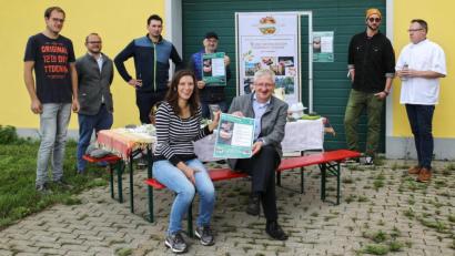 Bild: njn
Die "Bio-Genießen"-Wochenende stehen. Steinwald-Allianz-Vorsitzender Bürgermeister Johannes Reger (sitzend, rechts) und die Projektmanager der Öko-Modellregion Elisabeth Waldeck (sitzend, links) sowie Günther Erhardt (Vierter von links) stellten mit den beteiligten Gastwirten das Programm vor. Mit auf dem Bild der Gastgeber der Vorstellung, Stefan Wenning (links).