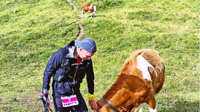 Bild: Thomas Walther/exb
Auch eine Kuh interessierte sich in den Alpen für den Extremläufer Thomas Walther.