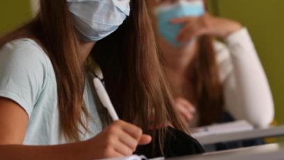 Symbolbild: Karl-Josef Hildenbrand
Maskenpflicht auch am Sitzplatz: Diese Regelung gilt für alle Schüler - mit Unterschieden: Grundschüler bis zur vierten Klasse dürfen auch Stoffmasken tragen. Ältere Schüler müssen medizinische oder freiwillig FFP2-Masken aufsetzen.