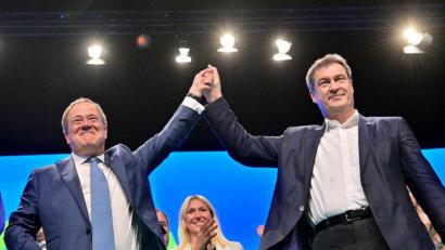 Bild: Peter Kneffel/dpa
Sieger des Parteitags: Markus Söder (rechts), CSU-Chef und Ministerpräsident von Bayern, steht nach dessen Rede mit Armin Laschet (links), Unions-Kanzlerkandidat und CDU-Vorsitzender, auf der Bühne. Es war der erste Präsenzparteitag der CSU seit dem Ausbruch der Corona-Pandemie.