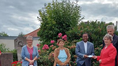 Bild: Bertwin Fleck/exb
Monika Richter und Helferinnen übergeben die Spende an Pfarrvikar Edwin Ozioko.