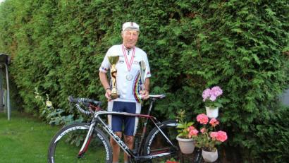 Bild: kro
Zwei Pokale brachte der Waldsassener Radrennfahrer Gerhard Rozanowske vom Weltcup aus St. Johann (Tirol) mit in die Klosterstadt. Im Sprint wurde er Dritter, im Einzelzeitfahren sogar Zweiter.