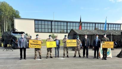 Bild: lg
Die Bürgermeister der Patengemeinden und der Garnisonsstadt übergaben den nach Mali abkommandierten Soldaten Ortsschilder mit auf den Weg. Das Bild zeigt (von links) Ludwig Gürtler (Tännesberg), Reiner Gäbl (Eslarn), Reinhard Kreuzer (Schönsee) und Rudolf Teplitzky (Oberviechtach).