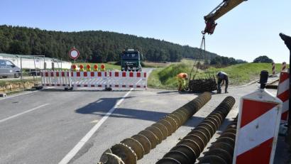 Bild: Petra Hartl
Auf der Strecke zwischen Paulsdorf und Engelsdorf werden derzeit neue Wasserleitungen verlegt. Deshalb ist die Strecke komplett gesperrt.