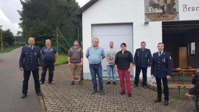 Bild: gi
Vorsitzender Hermann Ach (rechts) und Kommandant Karl Eckl (links) ehrten mit Kreisbrandmeister Thomas Kleber (2. von rechts) treue Mitglieder.