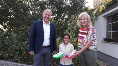 Bild: e
Bürgermeister Marcus Eichenmüller, Frauen-Unionsvorsitzende Elisabeth Kraus und Schulanfänger Rakan Al-Muhammad Al-Khalaf mit den Geschenken.