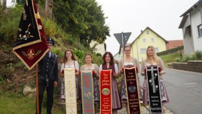 Bild: wel
Beim Gottesdienst vor der Dorfkapelle wurden die fünf Fahnenbänder und die restaurierte Fahne anlässlich des 125-jährigen Bestehens der Feuerwehr gesegnet.
