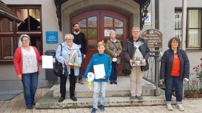 Bild: gi
Bürgermeister Armin Bulenda konnte Petra Karl (Zweite von rechts) und Enkel Leon für den 20. und Annemarie Wagner (Zweite von links) für den 45. Aufenthalt ehren und danken.