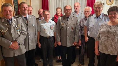 Bild: twg
Der neu gewählte Vorstand der Krieger-, Soldaten- und Reservistenkameradschaft Pullenreuth um Vorsitzenden Egid Nickl (links) mit Zweiter Bürgermeisterin Christa Bayer (rechts).