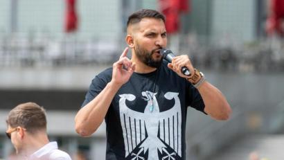 Bild: Christophe Gateau
Attila Hildmann spricht bei einer Kundgebung gegen Corona-Einschränkungen auf dem Washingtonplatz in Berlin. Foto: Christophe Gateau/dpa