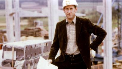 Bild: exb/Steininger Bau
Anton Steininger als junger Firmenchef ca. 1981 beim Bau einer neuen Lagerhalle auf dem Firmengelände in Neunburg v. Wald.
