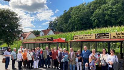 Bild: jr
Seniorenbeauftragte Ramona Zeitler (links) hatte erstmals eine Seniorenfahrt für die älteren Bürgerinnen und Bürger ihrer Gemeinde organisiert, die gleich großartig angenommen wurde.