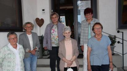 Bild: prh
Der Katholische Frauenbund ehrt Mitglieder für 25, 45, 50 und 60 Jahre Treue. Therese Pöllath aus Hammerharlesberg (vorne, Zweite von rechts) ist 60 Jahre dabei.