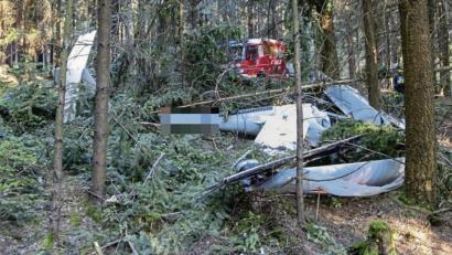 Archivbild: rti
Mitten im Wald, zwischen Rosall und Ottengrün, stürzte am 17. Juni 2021 ein Motorsegler ab. Der 59-jährige Pilot, der am Morgen in der Nähe von Erfurt gestartet war, konnte sich mit dem Fallschirm retten. Jetzt liegt der erste Zwischenbericht der Bundesstelle für Flugunfalluntersuchung in Braunschweig vor.