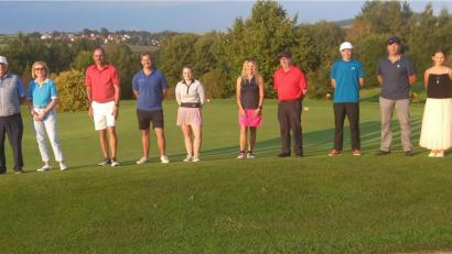 Bild: Richard Eisendraut/exb
Golfclub-Präsident Wolfgang Ries (von links) zusammen mit Luise Ries, Heinz Engmann. Tommy Hartung, Andrea Kudlickova, Monika Burger, Peter Burger, Benedikt Jesse und Barbara Volmutova.