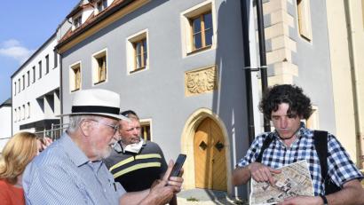 Bild: Petra Hartl
Bertold Bernreuter von der IG Menschengerechte Stadt zeigt bei einer Führung zum Thema "Bauen in der Altstadt" ein Urkataster vom Bürgerspital-Areal.
