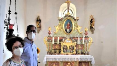 Bild: rgr
Marie-Theres und Wolfgang Baur führen am Tag des offenen Denkmals durch die Laurentiuskirche in Hütten.