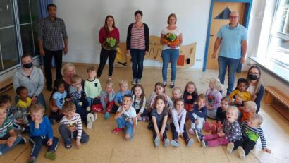 Bild: soj
Pfarrer Pater Anish George (hinten, von links), Lea Reul und Kinderhausleiterin Bianca Kastner sowie Kirchenpfleger Stefan Kausler (rechts) bedankten sich bei Kerstin Rahn (Zweite von rechts) führ ihre langjährige Tätigkeit im Kinderhaus St. Josef in Ebnath.