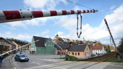 Archivbild: Hartl
Wo jetzt noch der Bahnübergang das Nabburger Stadtbild prägt, soll nach dem Bau der Umgehungsstraße eine Rad- und Fußgängerunterführung entstehen. Uneinigkeit besteht darin, wie breit sie werden soll.