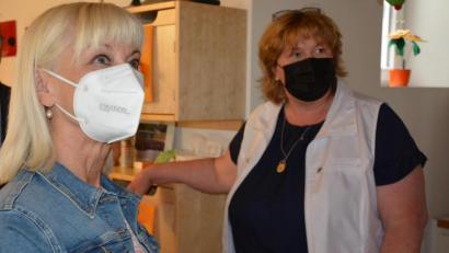 Bild: jr
Birgit Mayer (rechts) gab Staatsministerin Carolina Trautner Einblicke in die Arbeit der Rappelkiste.