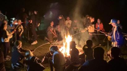 Bild: nza
Über dem Feuer grillten die Ferienkinder Würstchen.