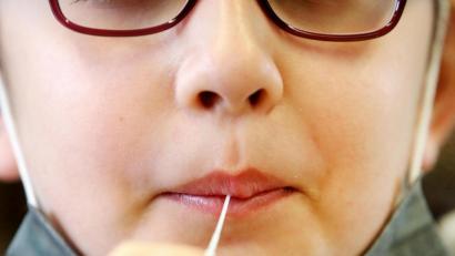 Bild: Roland Weihrauch/dpa
Eine Schülerin in Nordrhein-Westfalen macht einen Corona-Lolli-Test, dort ist die Methode schon länger in Gebrauch. Noch im September sollen diese Tests auch an den Grund- und Förderschulen in Bayern eingesetzt werden.