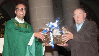 Bild: ads
60 Jahe tat Josef Späth (rechts) seinen Dienst als hauptamtlicher Mesnener und Aushilfsmesner in St. Martin. Stadtpfarrer Thomas verabschiedete ihn jetzt aus dieser Tätigkeit.