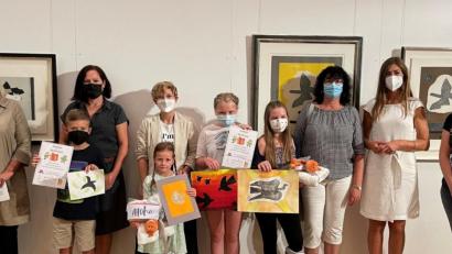 Bild: ACC/exb
Nach der Preisübergabe zum ACC-Malwettbewerb (von links): Petra Strobl, Paul Adam, Anja Adam, Greta Stiegler, Silke Stiegler, Hannah Poeplau, Marla Poeplau, Sabine Heindl, Karoline Gajeck-Scheuck und Cordula Poeplau.