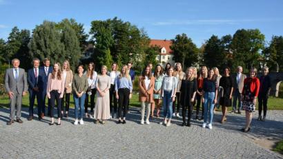 Bild: jr
16 frisch vereidigte Lehramtsanwärter sind seit Dienstag an Schulen im Landkreis tätig. Viel Erfolg wünschten (von links) Landrat Roland Grillmeier, Schulamtsdirektor Rudolf Kunz und Seminarrektor Nikolaus Kühnhackl, sowie Schulamtsdirektorin Martina Puff (Zweite von rechts). Mit im Bild noch die Seminarrektoren Silvia Schönberger, Eva-Maria Ficker, Simone Krämer, Rudolf Schopper und Claudia Lorenz, die die zweijährige Referendarzeit begleiten.