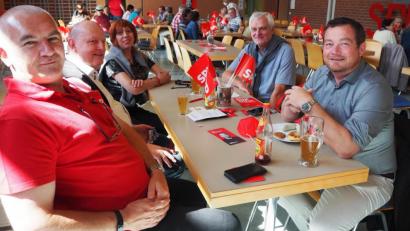 Bild: vsr
In geselliger Runde schmeckten die Weißwürste allen besonders gut. Im Bild (von links) Uli Roth (Vorsitzender SPD Krummennaab), Rainer Fischer, SPD-Kreisrätin Jutta Deiml mit Ehemann Günter und MdB Uli Grötsch.