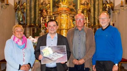 Bild: Thomas Sporrer/tsp
Ingrid Leser (links) und Thomas Sporrer (rechts) übergaben den Erlös aus den Kirchenführungen an Pfarrer Konrad Amschl (Zweiter von links) und Kirchenpfleger Willibald Schicker.