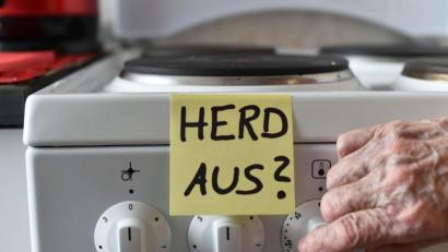 Symbolbild: Jens Kalaene/dpa
Ein Klebezettel mit dem Schriftzug "Herd aus?" klebt an einem Herd neben den Drehknöpfen: Vergesslichkeit kann ein Symptom einer Demenz sein.