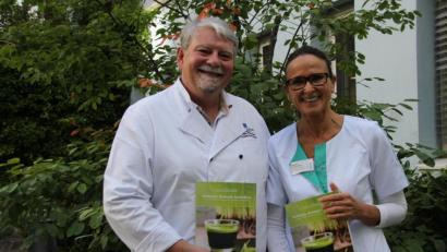 Bild: ads
Autor Peter Fischer, Leiter der Klinik-Gastronomie von St. Marien Amberg, und Co-Autorin Elisabeth Gaulard-Hirth haben viel Herzblut in ihr Buch "Natürlich.Bewusst.Genießen" gesteckt.