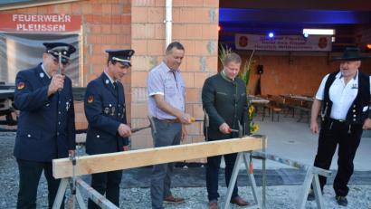 Bild: jr
Die Verantwortlichen der Feuerwehr und der Stadt Mitterteich schlugen symbolisch den letzten Nagel in einen Balken und bewiesen erstaunlich gutes handwerkliches Können. Von links Markus Fischer, Wolfgang Haberkorn (beide FFW Pleußen), Thomas Siller (Bauamt), Bürgermeister Stefan Grillmeier und Zimmermeister Werner Bauer.