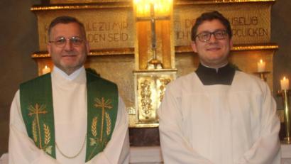 Bild: ads
Dekan Markus Brunner (links) berüßte Matthias Merkl als neuen Praktikanten in der Pfarreiengemeinschaft St. Georg Amberg/St. Barbara Luitpoldhöhe.