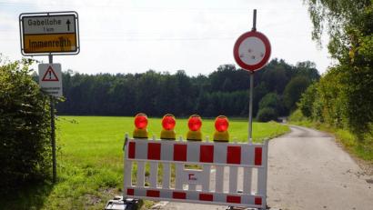 Bild: bkr
Beim Friedhof beginnt die Sperrung der Gemeindeverbindungsstraße in die Gabellohe auf einer Länge von rund 480 Metern.