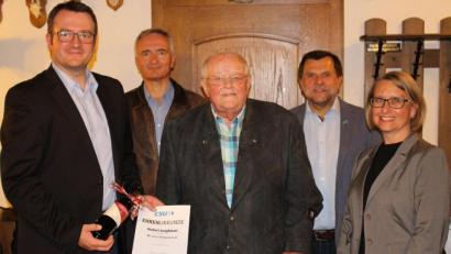Bild: paf
Für seine Tätigkeit wurde Hubert Jungbauer (Mitte) mit der Ehrenraute der CSU ausgezeichnet. Es gratulieren (von links) CSU-Ortsvorsitzender Patrick Fröhlich, CSU-Kreisvorsitzender Harald Schwartz, Zweiter Bürgermeister Günter Koller und CSU-Bundestagsdirektkandidatin Susanne Hierl. gratulierten.