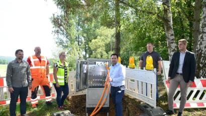 Bild: bey
Zum letzten Mal begutachten Geschäftsleiter Michael Gräf, Polier Franz Süß, Johanna Baumann, Bauleitung, und Maximilian Schulz, Key Account Manager Technik sowie Marco Spranger, Baubegleiter (beide Telekom, von rechts) mit Bürgermeister Sebastian Hartl die Glasfaser-Arbeiten.