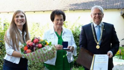 Bild: Hirsch
Oberbürgermeister Andreas Feller (rechts) verlieh Sieglinde Ziegler (Mitte) die Konrad-Max-Kunz-Medaille. Bibliothekarin Leonie Flachsmann (links) bedankte sich mit Blumen.