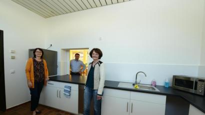 Bild: bey
Rektorin Sandra Landgraf (links), die Leiterin der Mittagsbetreuung, Christine Schwab (rechts) freut sich über das Engagement von Bürgermeister Sebastian Hartl (Mitte) und dessen schnelles Handeln zur Verbesserung der MIttagsbetreuung.