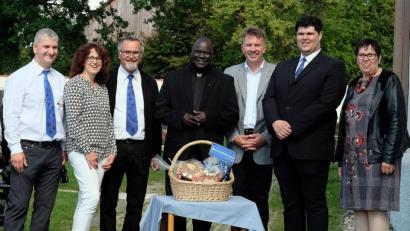 Bild: R. Kreuzer
Den neuen Pfarrvikar Robert Amandu (Mitte) begrüßen (von links) Roland Hoffmann (Vorsitzender Kolpingfamilie), Lydia Hofmann (Kindergartenleiterin), Willibald Fuchs (Kirchenpfleger), Stefan Bauer (Sprecher Pfarrgemeinde), Christoph Dittrich (Oberministrant), Regina Völkl (Vorsitzende Frauenbund und Mesnerin).