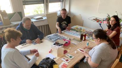Bild: ck
In der Oase Weiden finden psychisch Kranke Halt. Das Angebot ist breit gefächert. Beim Basteln, Spielen oder Kochen finden sie eine Art Tagesstruktur. Edwin Biller (hinten Mitte) und Christine Zierer (rechts) gehören zum Mitarbeiter-Team der Tagesstätte.