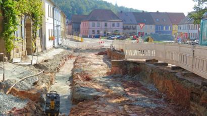Bild: ow
Die Sommerpause ist vorbei, die Bauarbeiten auf dem Marktplatz laufen wieder. Momentan wird am Graben für die Strom-, Telekom- und Glasfaserleitungen (Speedpipes) vom unteren Tor aus in Richtung Rathaus gearbeitet.