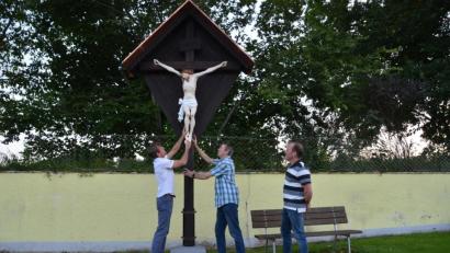 Bild: dob
Beim Aufstellen des umfassend restaurierten Friedhofskreuzes auf dem Waldauer Friedhof dankte Kirchenpfleger Helmut Graf (rechts) den beiden tatkräftigen Helfern Franz Wiesent (links) und Erich Sauer (Mitte). Letzterer versuchte sich als "Künstler" und trug mit seiner Tochter Melanie die feinen Zeichnungen an der Christusfigur auf.