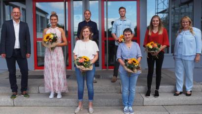 Bild: jpl
Rektor Alexander Köstler (von links) hieß die neuen neuen Lehrkräfte Sarah Meichner, Franziska Dietl, Niklas Foti, Nico Dümmelbeck, Monika Heim und Sophia Schmid willkommen. Auch Konrektorin Sandra Schmidl freute sich über die Verstärkung im Kollegium.